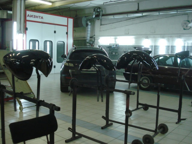 Ремонтные работы кузова автомобиля в специализированном сервисном центре.