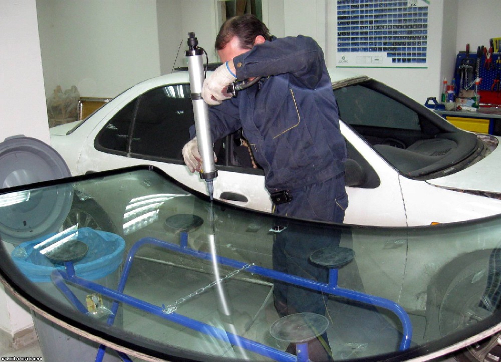 Замена лобового стекла автомобиля в специализированном сервисном центре.