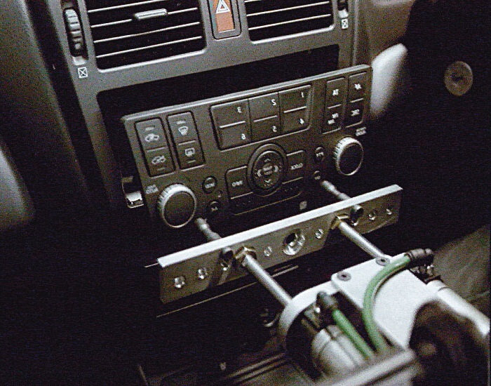 Установка аудиосистем в автомобиле в сервисном центре.