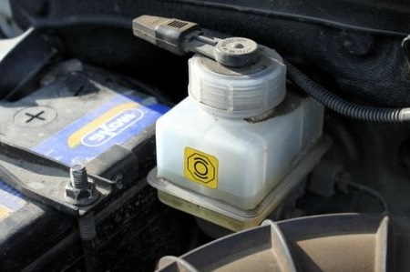 Замена тормозной жидкости в автомобиле в специализированном сервисном центре.